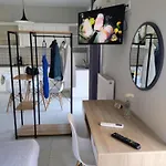 Nini's House Superior - 100m From Town Center Апартаменты
