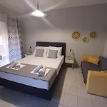 Апартаменты Nini's House Superior - 100m From Town Center *